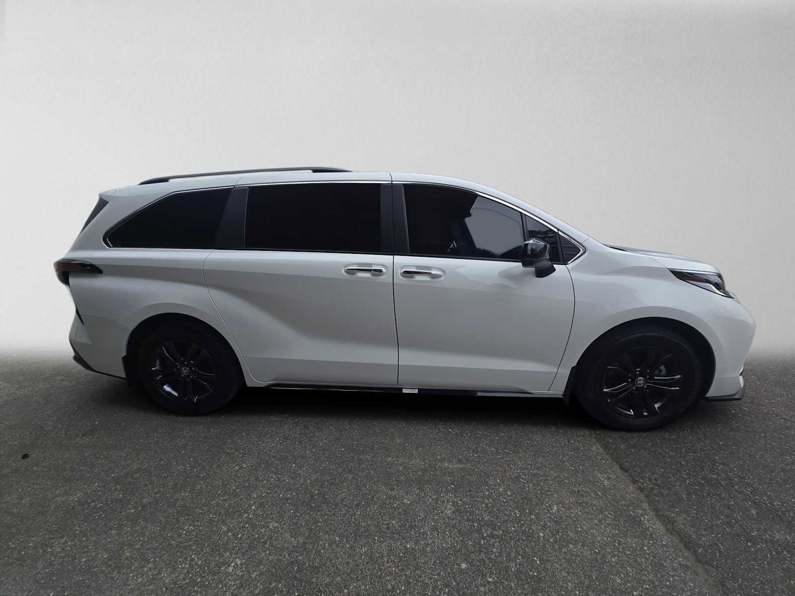 Used 2024 Toyota Sienna XSE AWD/4WD image 2