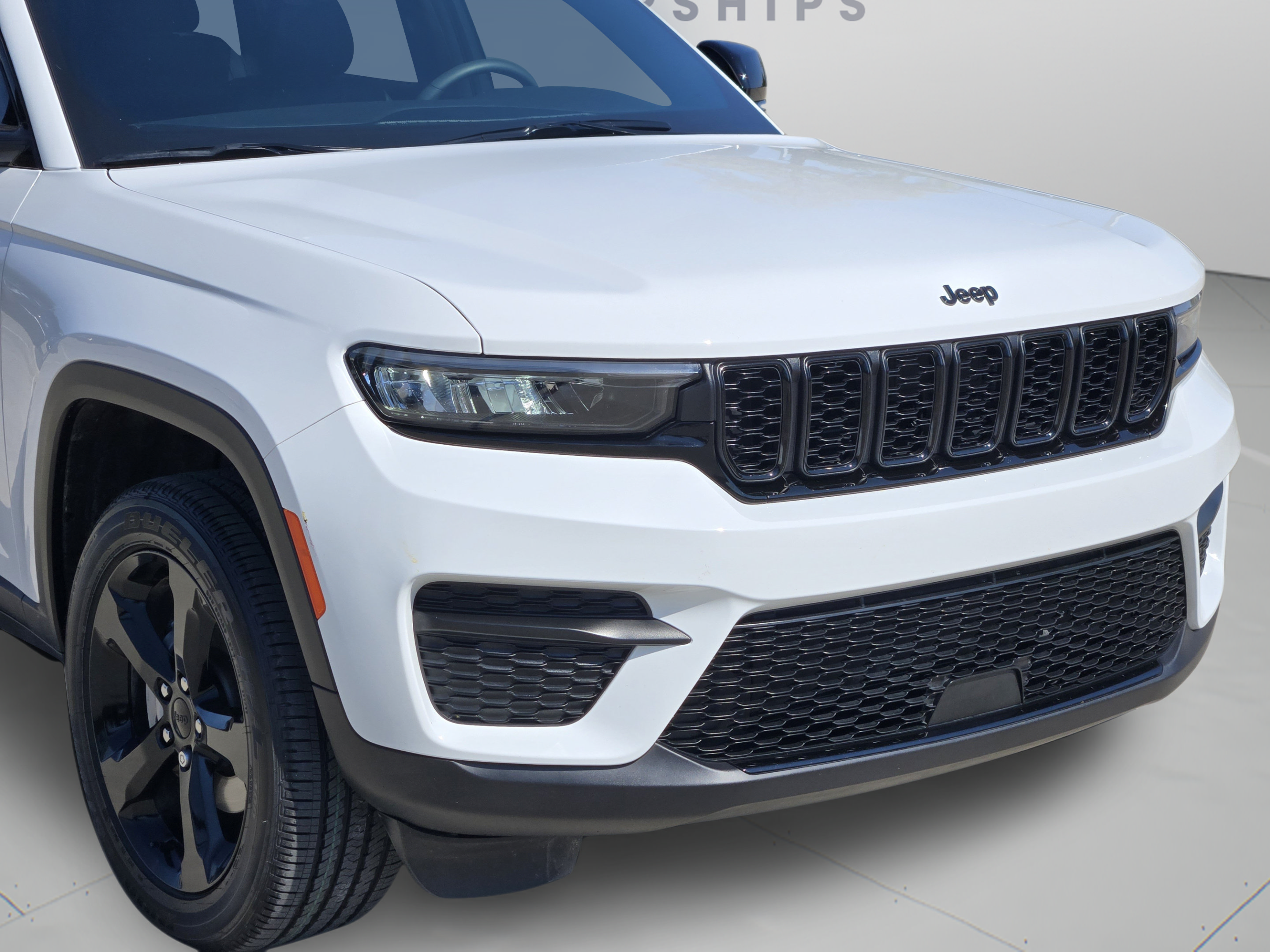 Used 2025 Jeep Grand Cherokee Altitude AWD/4WD image 31