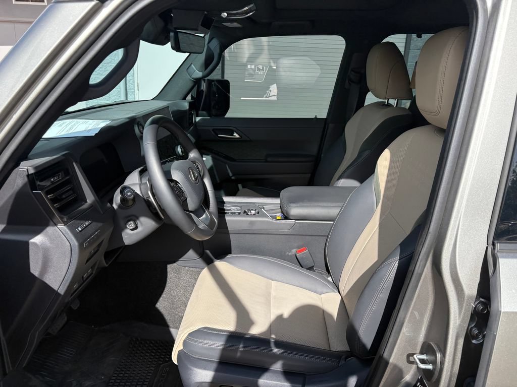 Used 2025 Lexus GX 550 w/ Accessory Package (CT) AWD/4WD image 18