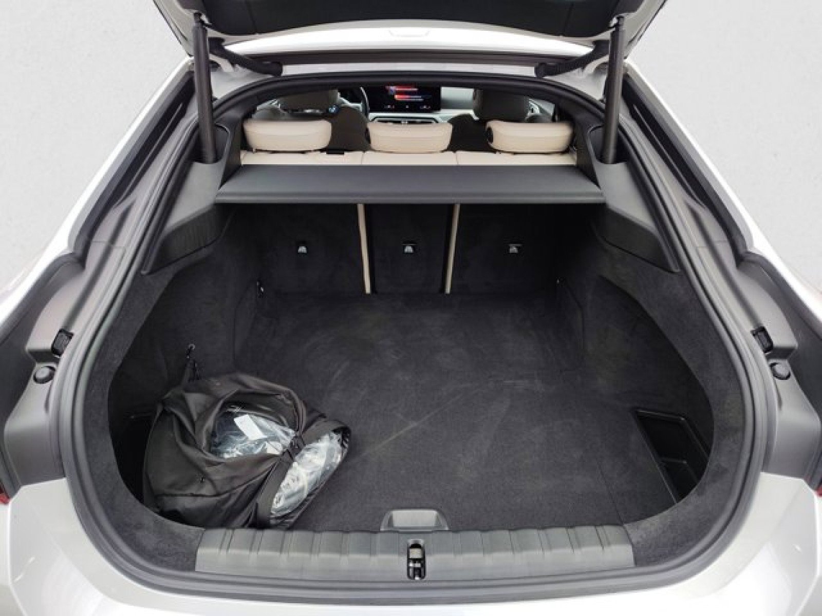 Used 2023 BMW i4 eDrive40 w/ M Sport Package image 19