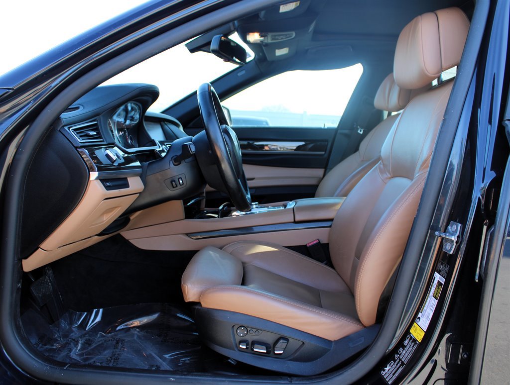 Used 2010 BMW 750i xDrive image 14