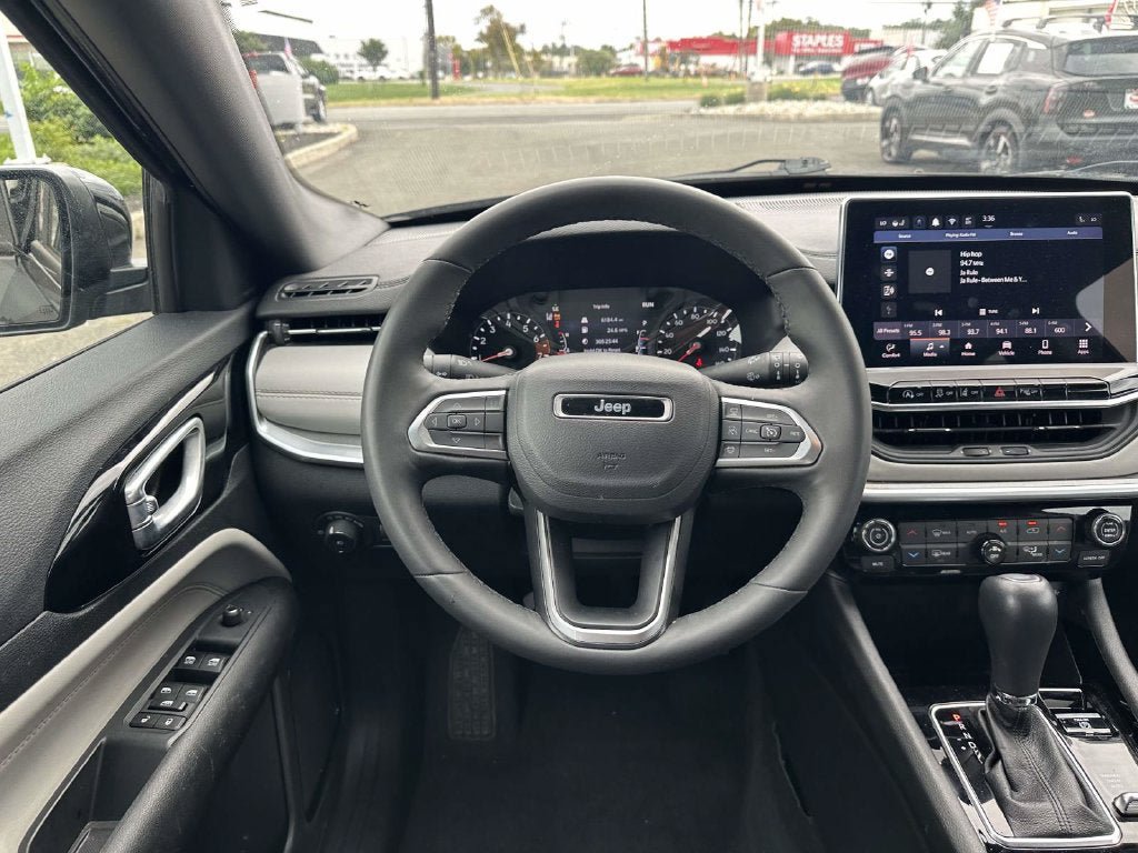 Used 2025 Jeep Compass Limited AWD/4WD image 11