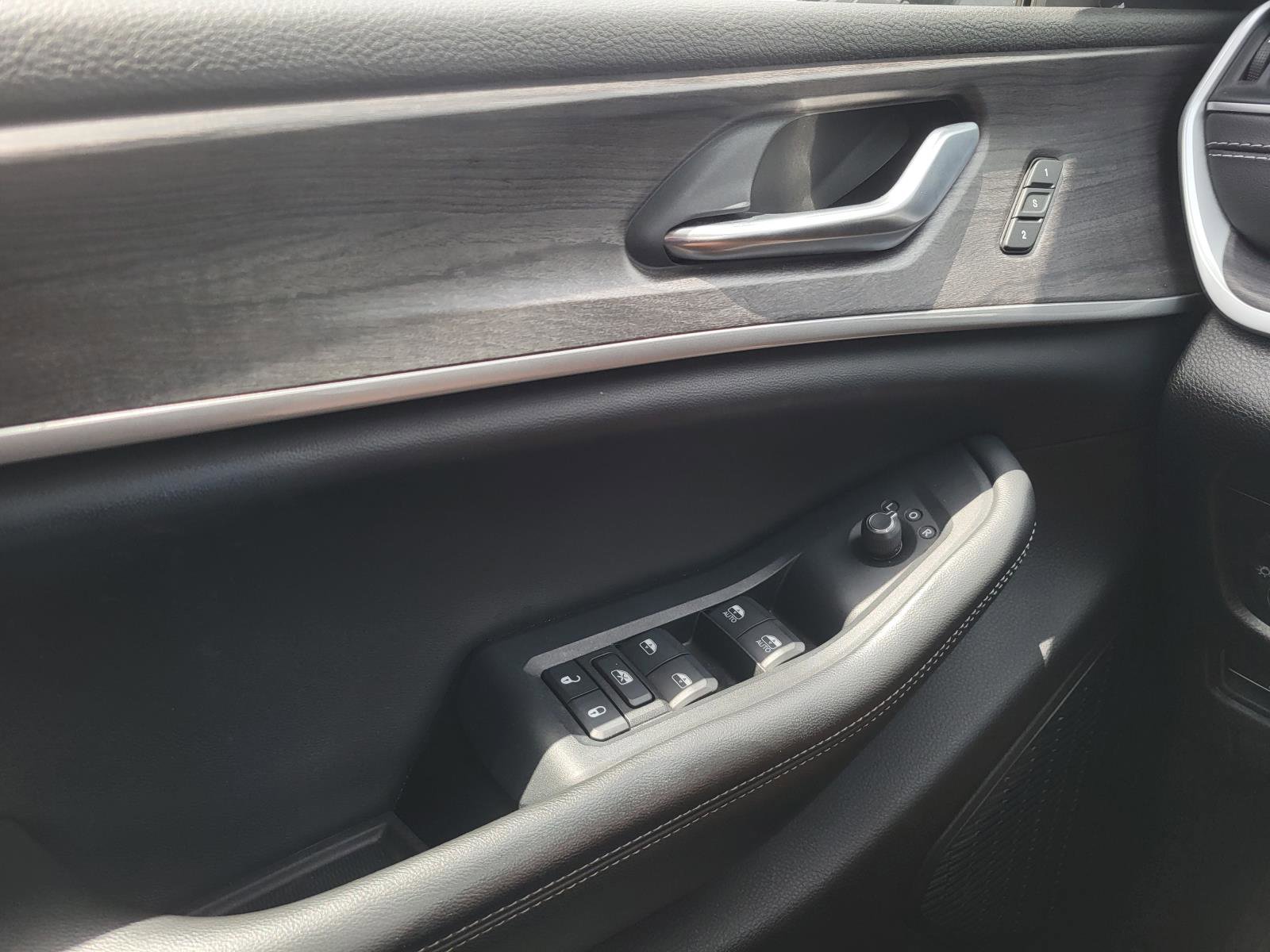 Used 2023 Jeep Grand Cherokee Limited image 26