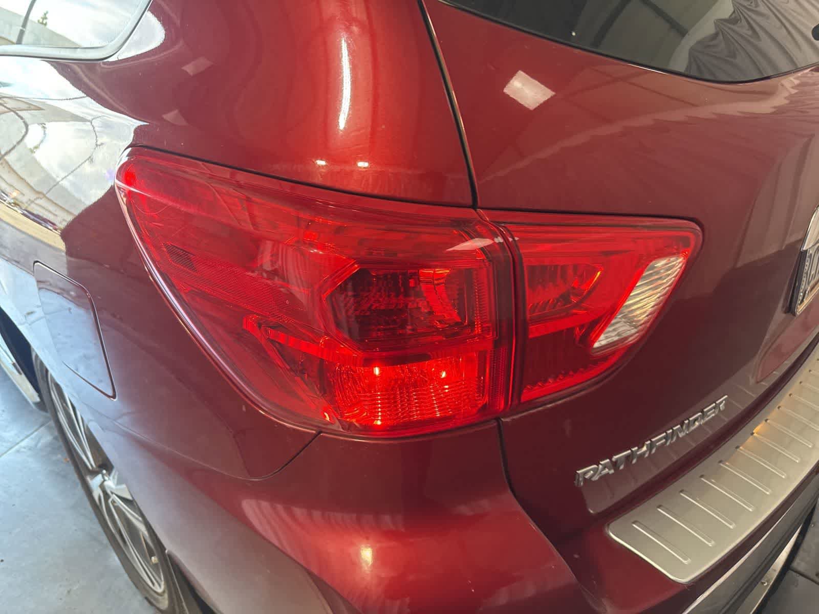 Used 2018 Nissan Pathfinder Platinum FWD image 12