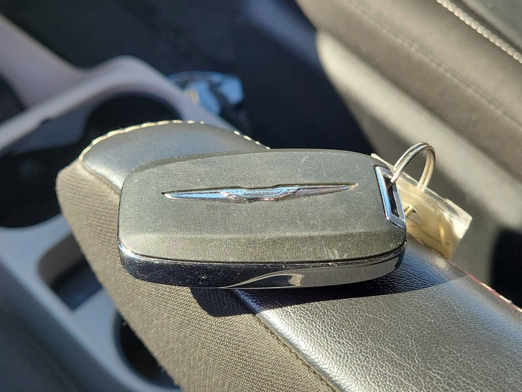 Used 2022 Chrysler Voyager LX image 33