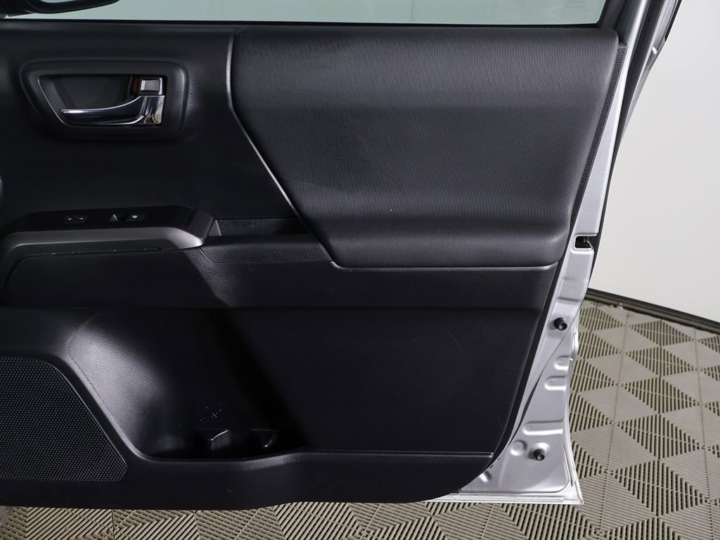 Used 2020 Toyota Tacoma TRD Off-Road AWD/4WD image 17