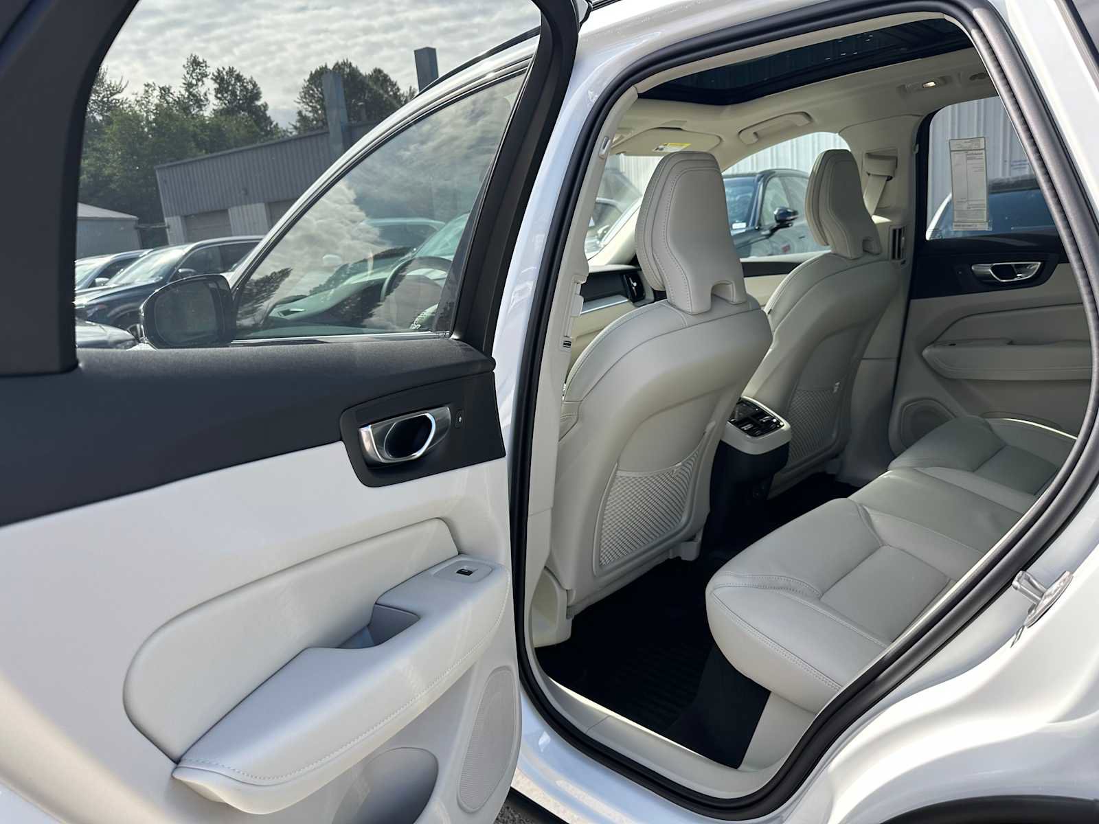 New 2025 Volvo XC60 B5 Ultra w/ Protection Package Premier image 16