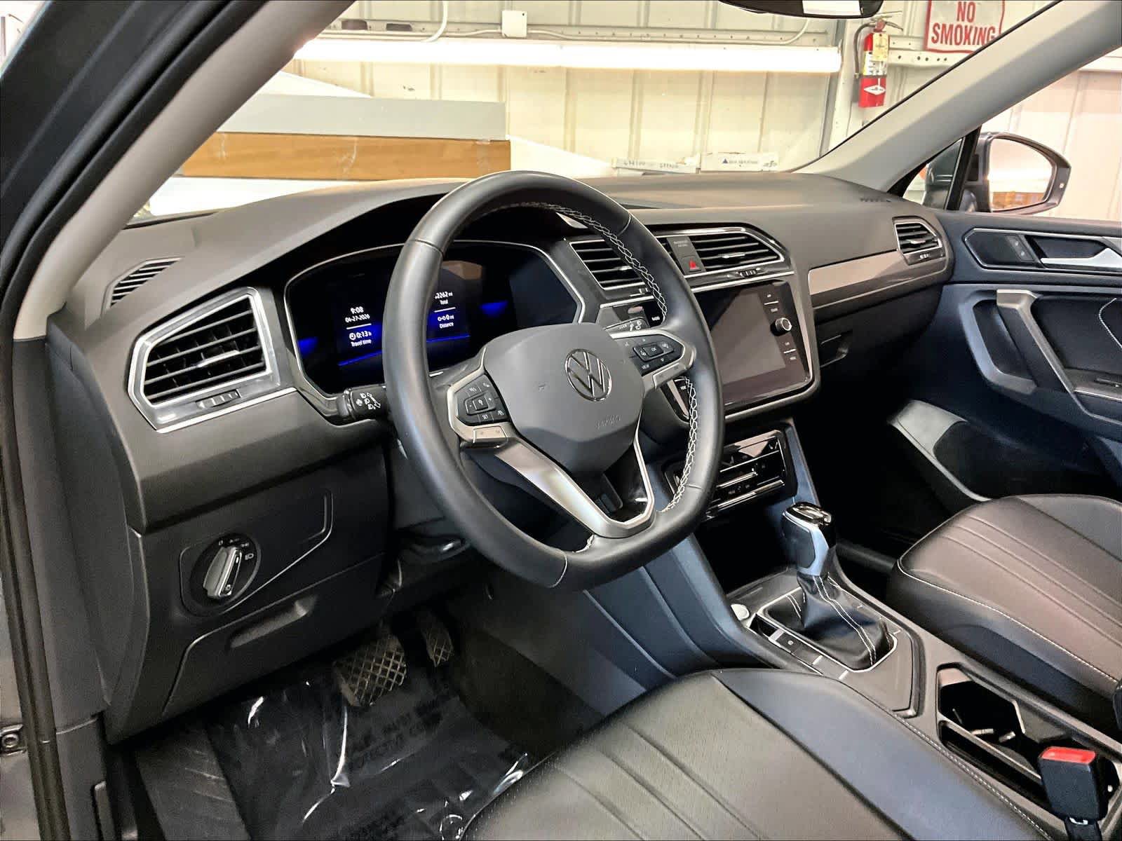 Used 2024 Volkswagen Tiguan SE FWD image 17