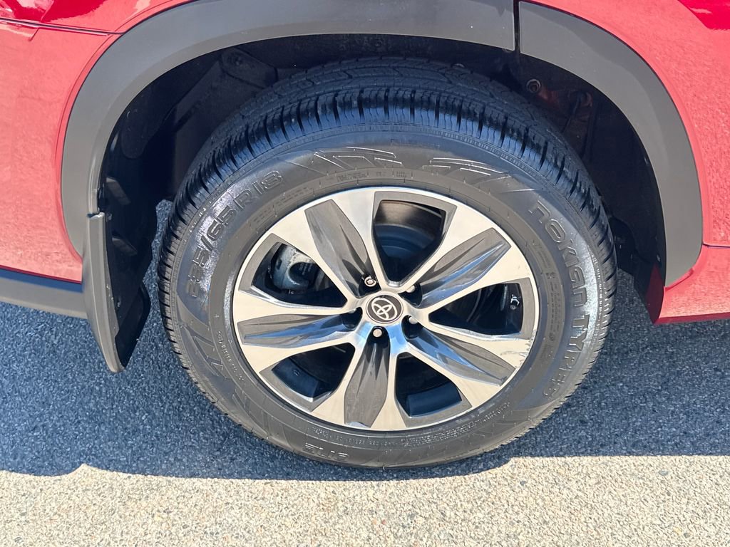 Used 2022 Toyota Highlander XLE AWD/4WD image 45