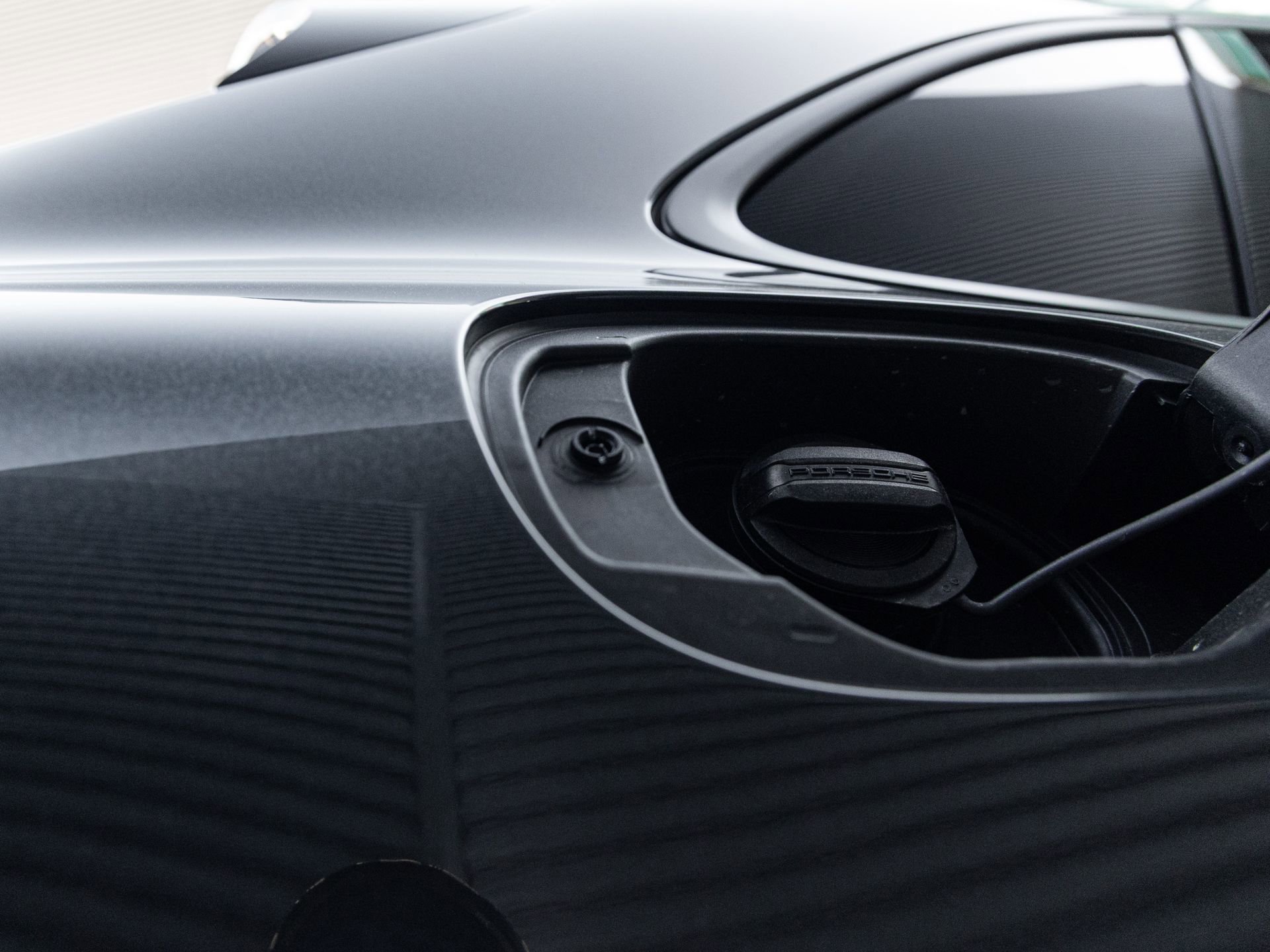 Certified 2025 Porsche Macan AWD/4WD image 31