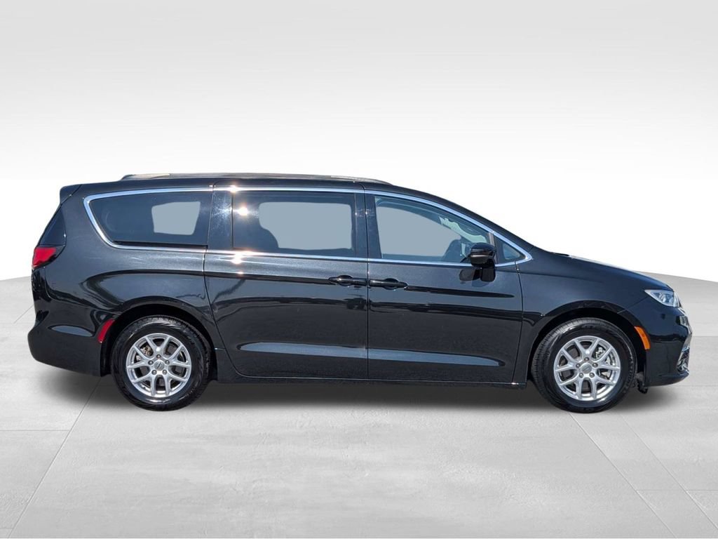Used 2024 Chrysler Pacifica Touring-L FWD image 3