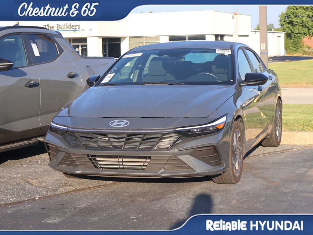 Used 2025 Hyundai Elantra Sport FWD image 9