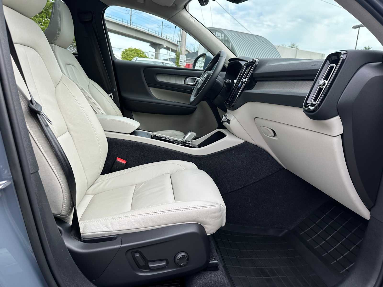 Certified 2023 Volvo XC40 B5 Plus w/ Protection Package Premier AWD/4WD image 11