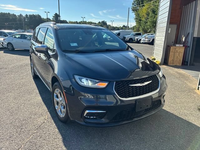 Used 2021 Chrysler Pacifica Limited w/ Uconnect Theater Family Group