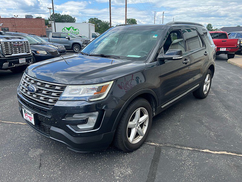 Used 2017 Ford Explorer XLT w/ Equipment Group 202A AWD/4WD image 4