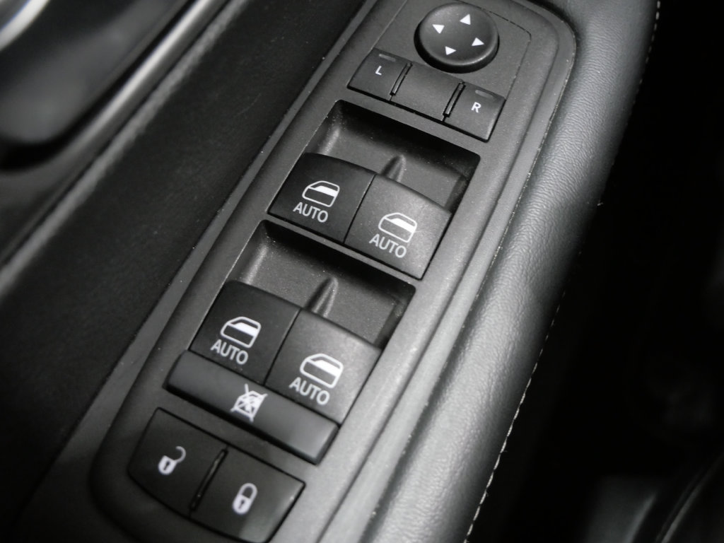 Used 2025 Chrysler Pacifica Select FWD image 13