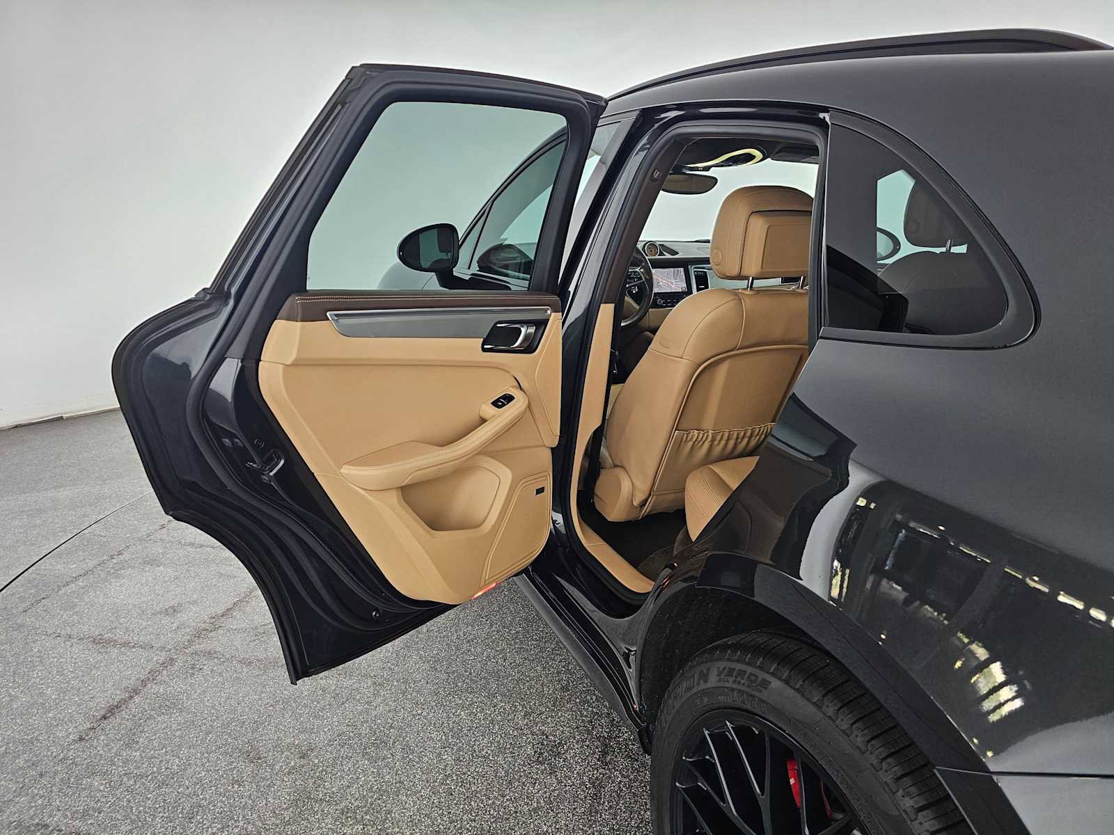 Used 2018 Porsche Macan GTS w/ Premium Package Plus image 15