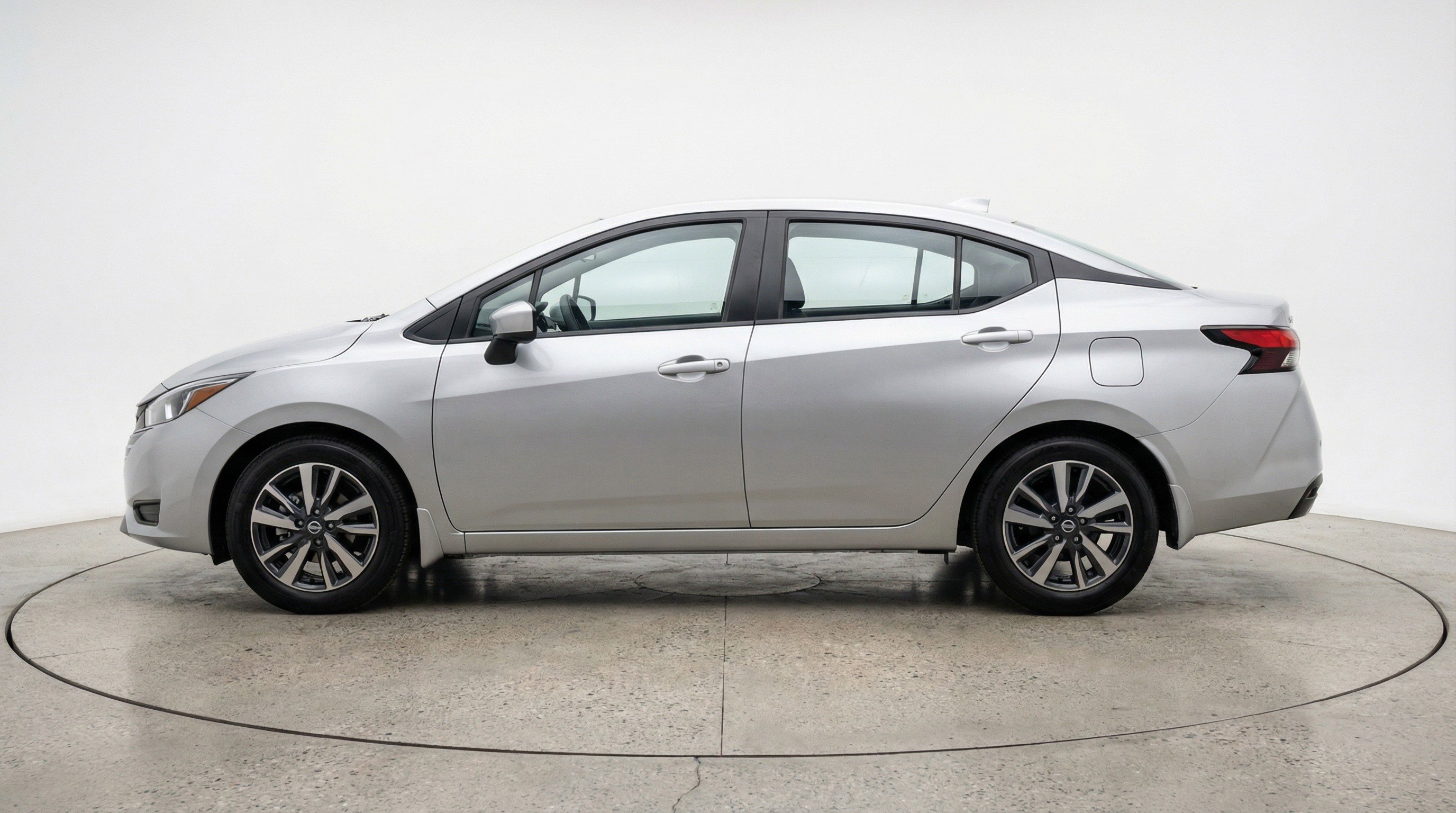 Used 2025 Nissan Versa SV image 5