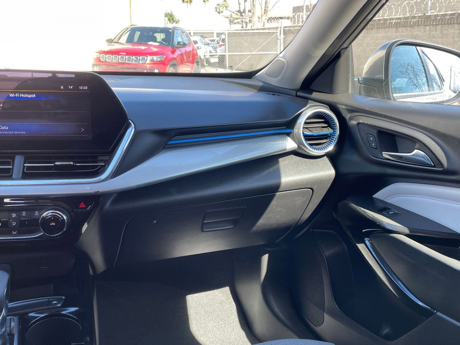 Used 2025 Chevrolet Trax LT image 34