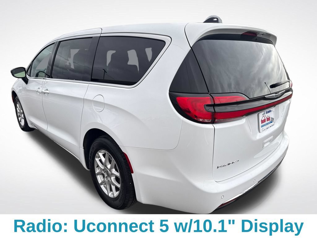 Used 2024 Chrysler Pacifica Touring FWD image 4