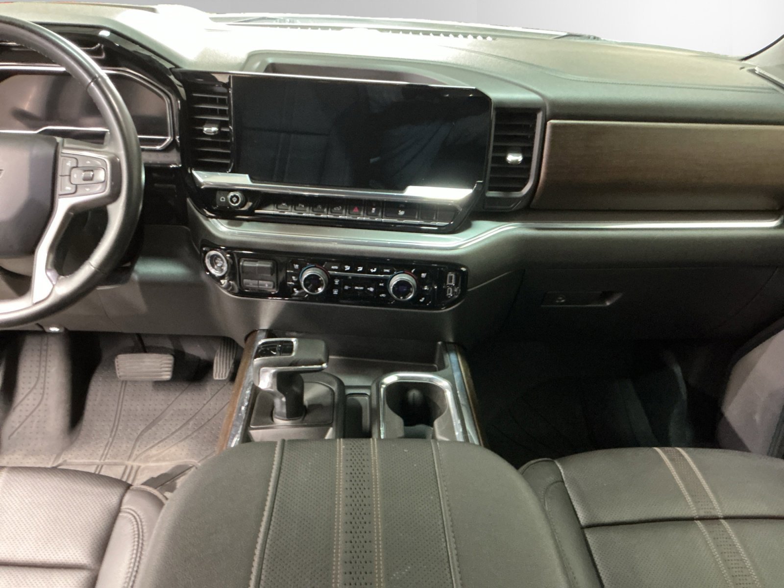 Used 2024 Chevrolet Silverado 1500 High Country w/ Technology Package AWD/4WD image 10