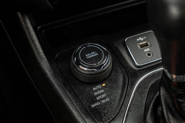Used 2021 Jeep Cherokee Latitude Plus AWD/4WD image 28