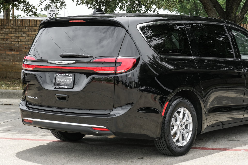 Used 2024 Chrysler Pacifica Touring-L FWD image 16