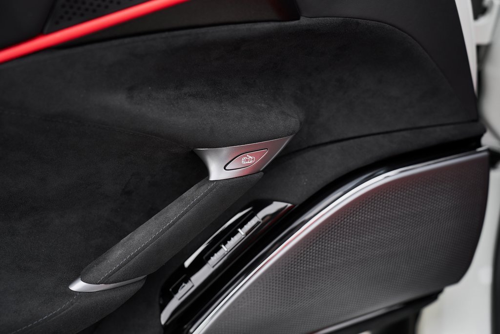 Used 2024 Ferrari Roma Spider image 33