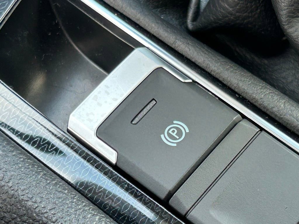 Used 2025 Volkswagen Taos SE image 31