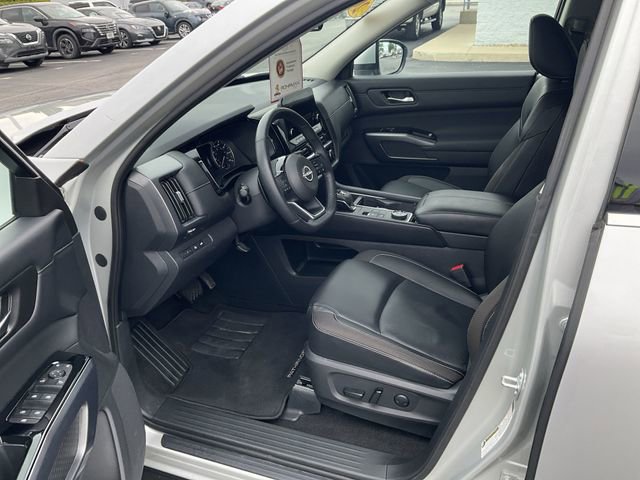 Used 2023 Nissan Pathfinder SL w/ Black Appearance Package AWD/4WD image 10