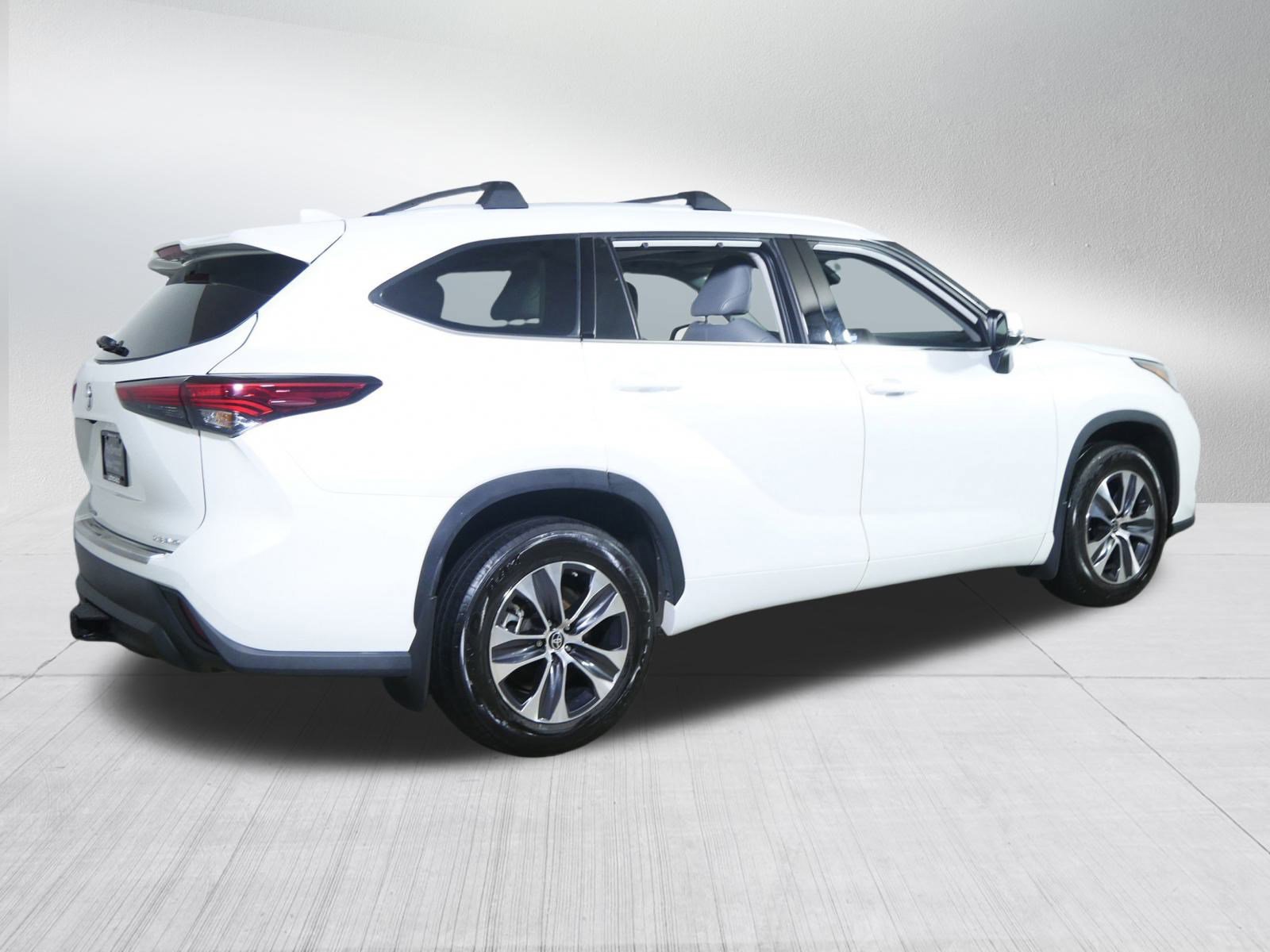 Used 2022 Toyota Highlander XLE image 7