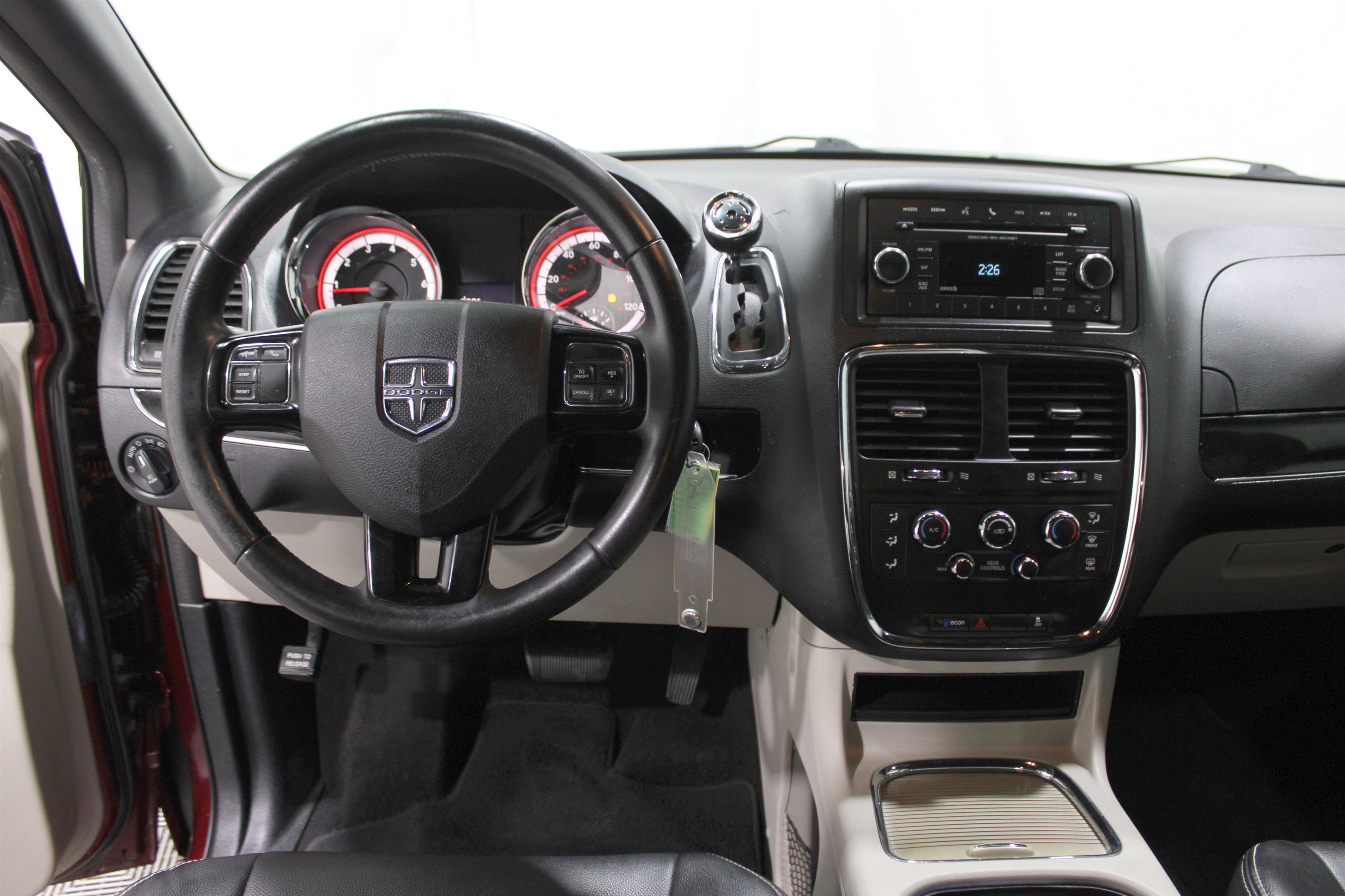 Used 2017 Dodge Grand Caravan SXT image 2