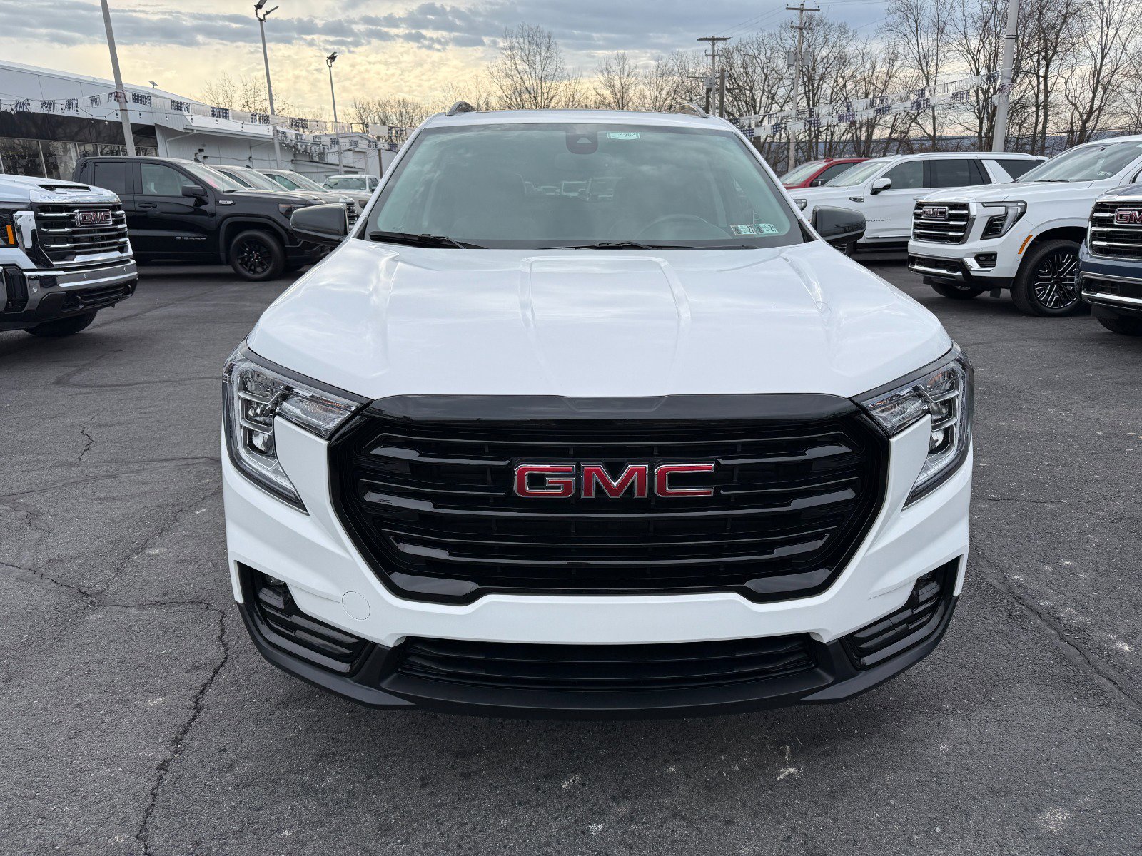 Used 2022 GMC Terrain SLT w/ Elevation Edition image 8