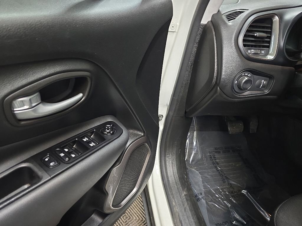 Used 2023 Jeep Renegade Latitude AWD/4WD image 27