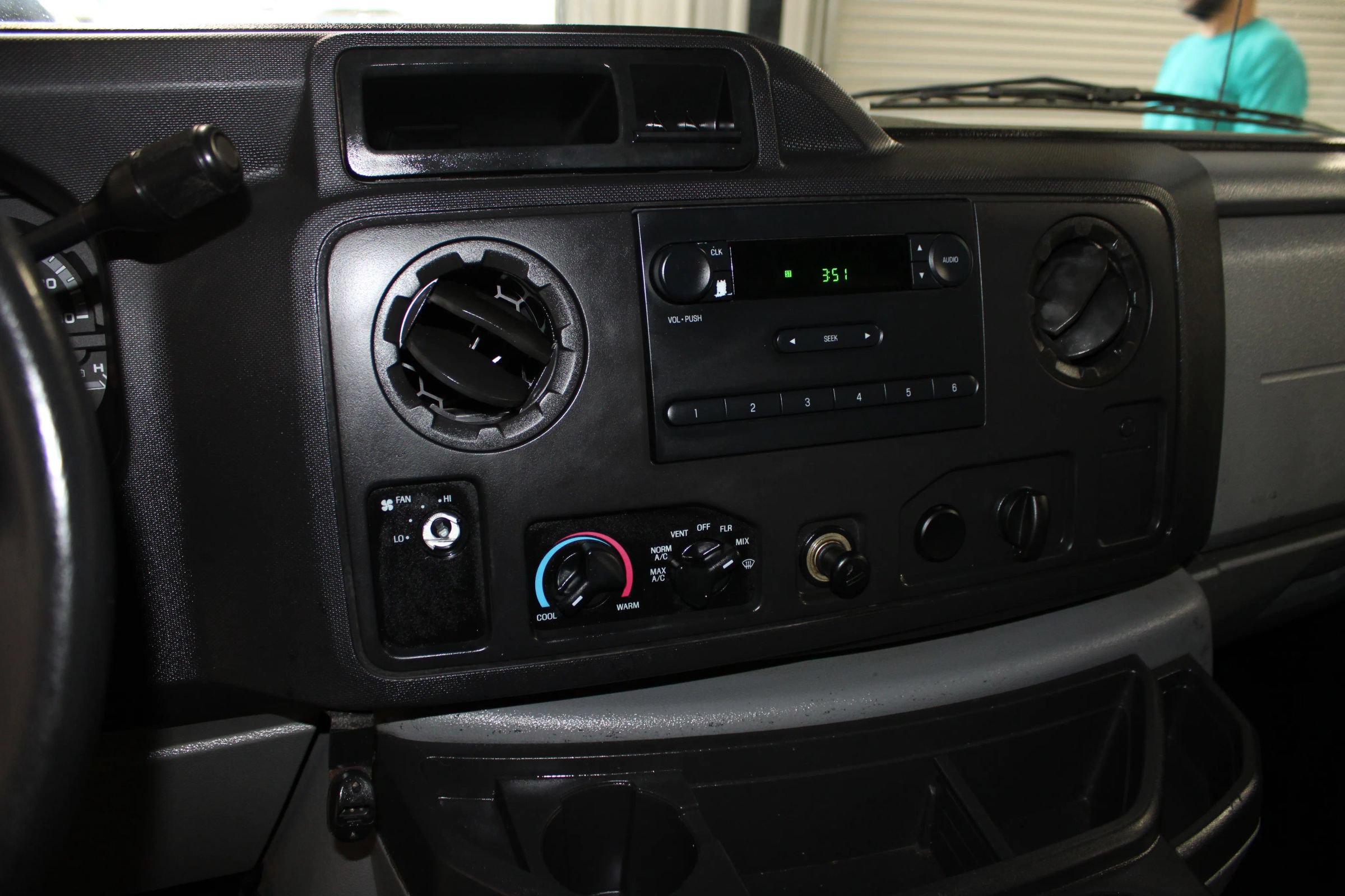 Used 2009 Ford E-350 and Econoline 350 Super Duty RWD image 13
