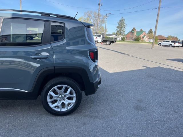 Used 2017 Jeep Renegade Latitude w/ Popular Equipment Group AWD/4WD image 9
