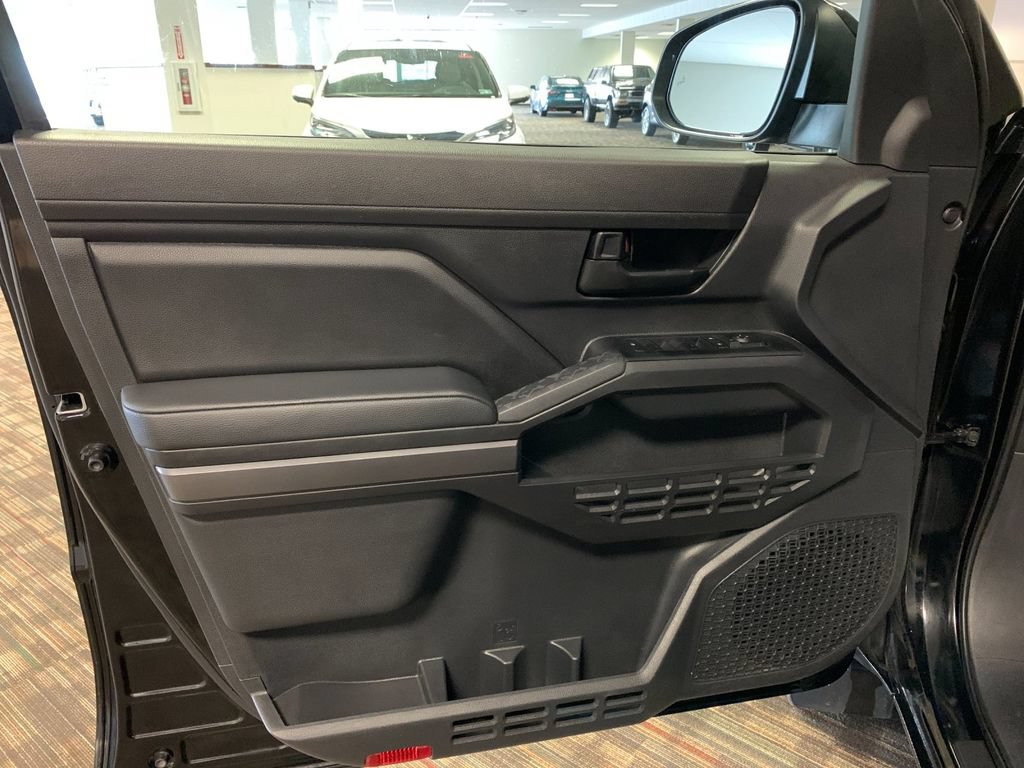 Used 2025 Toyota Tacoma SR5 AWD/4WD image 12