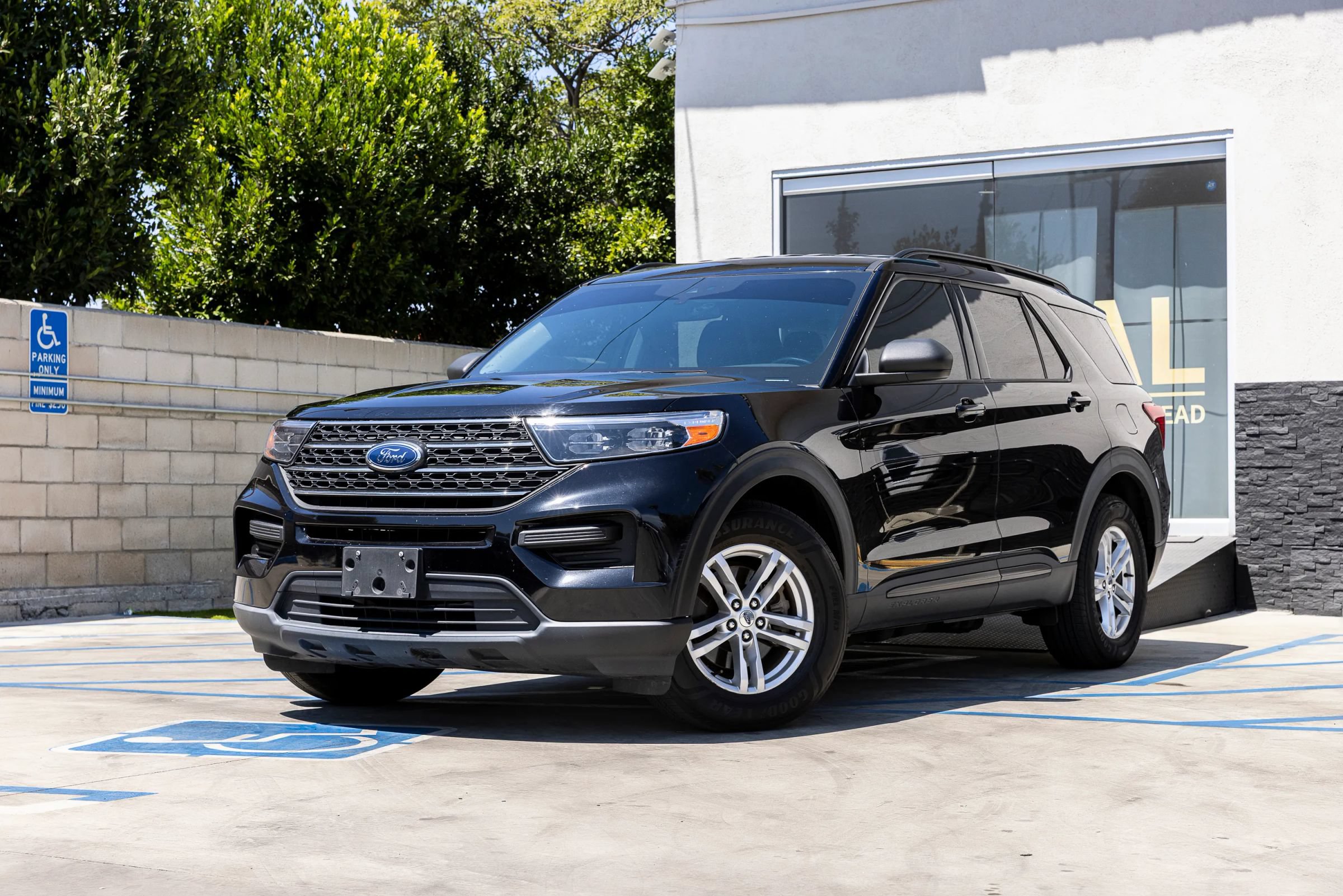 Used 2023 Ford Explorer XLT RWD image 9