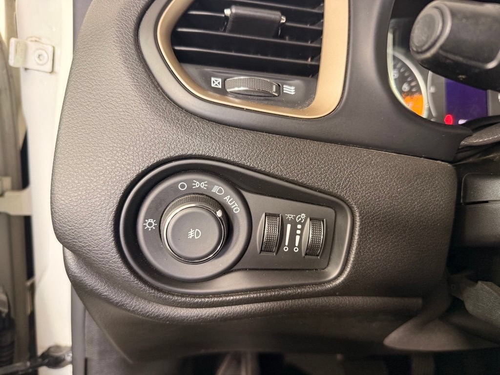 Used 2015 Jeep Renegade Latitude AWD/4WD image 28