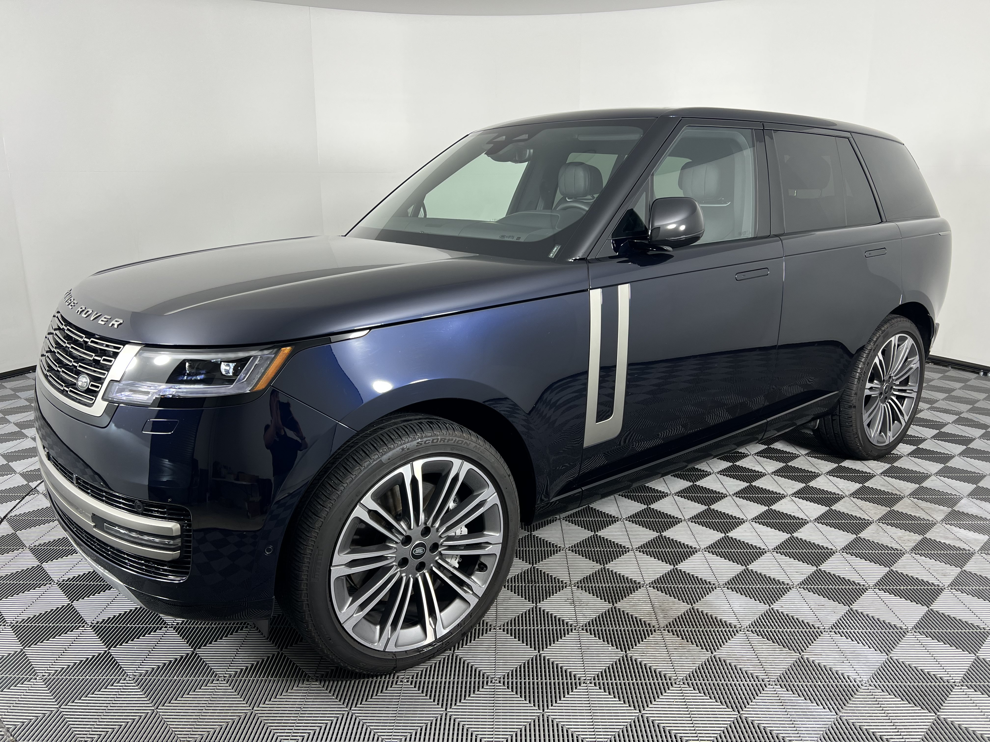 Used 2025 Land Rover Range Rover SE AWD/4WD image 8