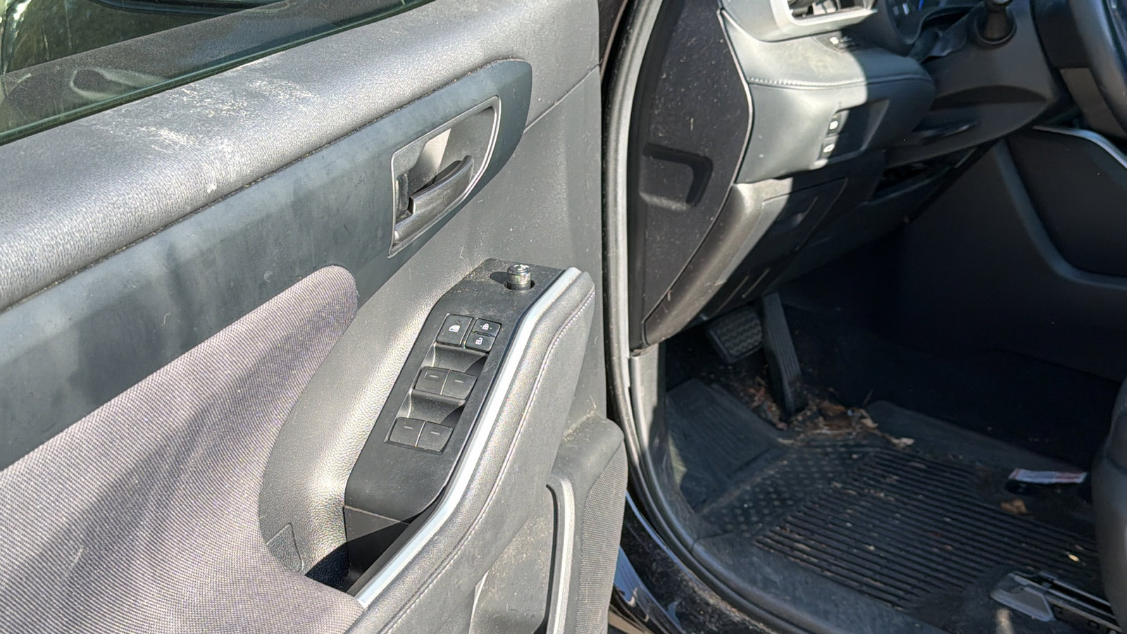 Used 2020 Toyota Highlander LE image 15