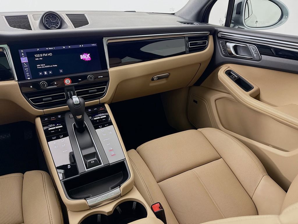 Certified 2025 Porsche Macan image 26