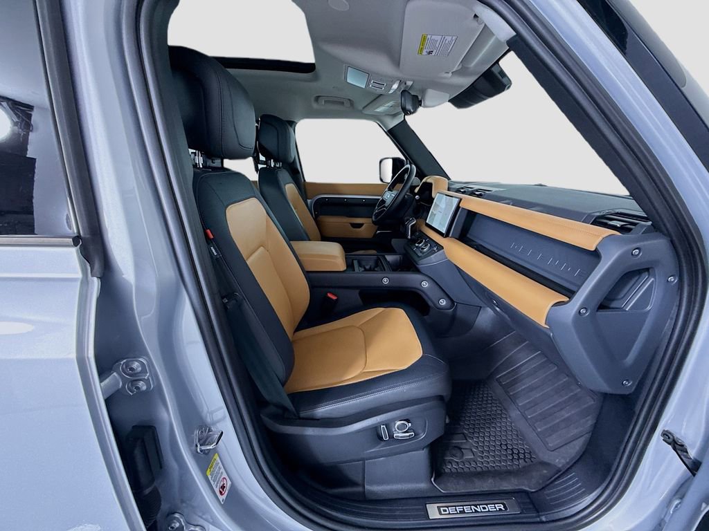 Used 2024 Land Rover Defender 130 X-Dynamic SE image 21