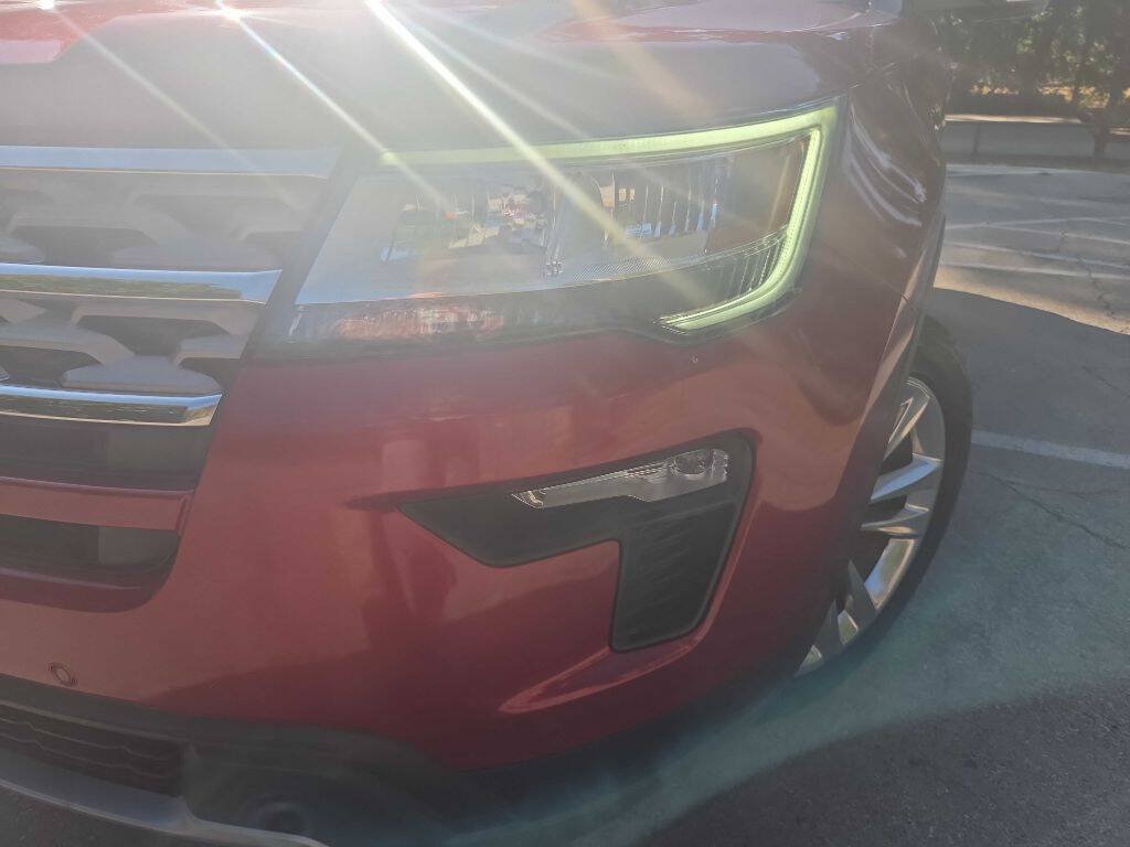 Used 2018 Ford Explorer XLT w/ Equipment Group 202A FWD image 12