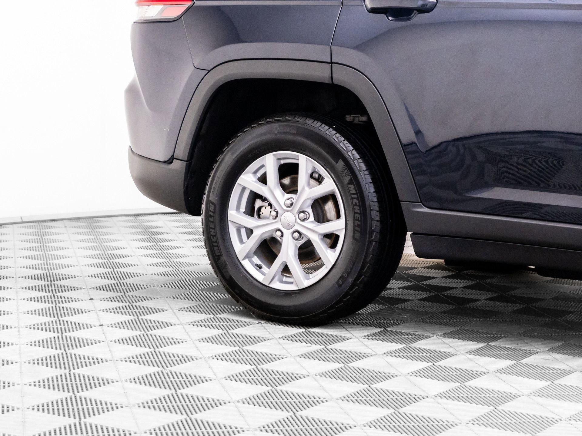 Used 2023 Jeep Grand Cherokee Limited image 37