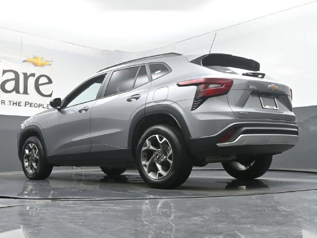 Used 2025 Chevrolet Trax LT FWD image 5