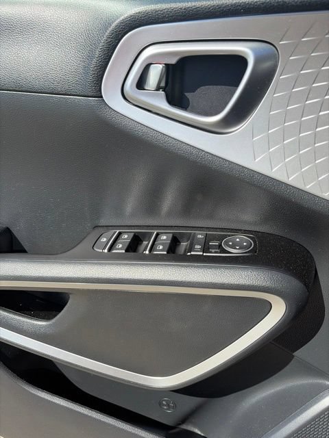 Used 2023 Kia Soul LX w/ LX Technology Package FWD image 12