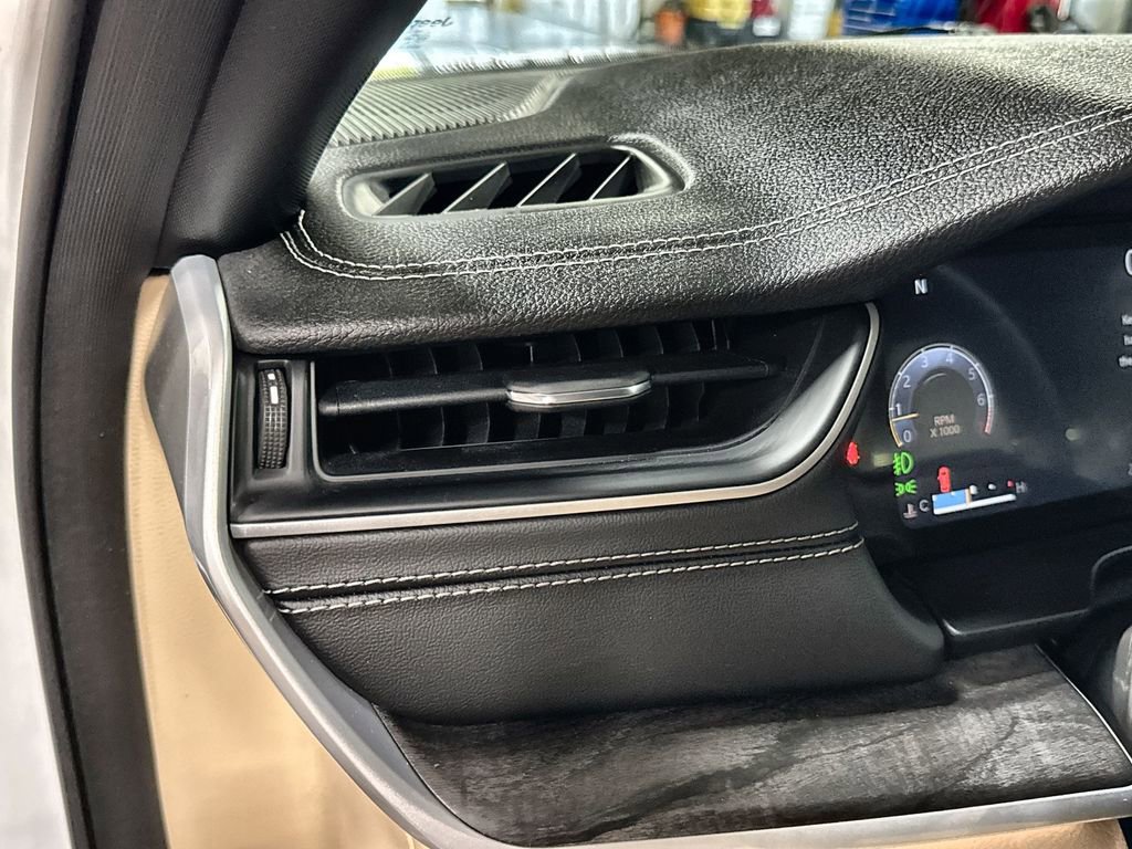 Used 2024 Jeep Grand Cherokee L Limited w/ Black Appearance Package image 15
