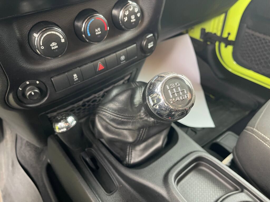 Used 2016 Jeep Wrangler Rubicon w/ Power Convenience Group image 12