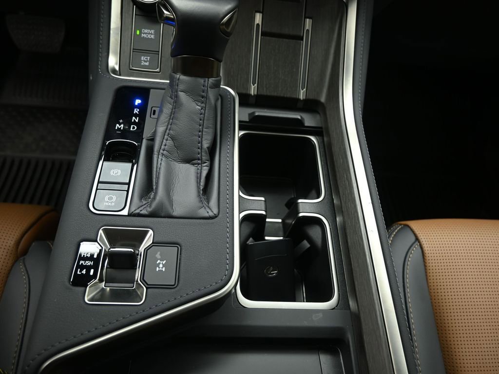 Used 2025 Lexus GX 550 w/ Accessory Package (2T) image 18